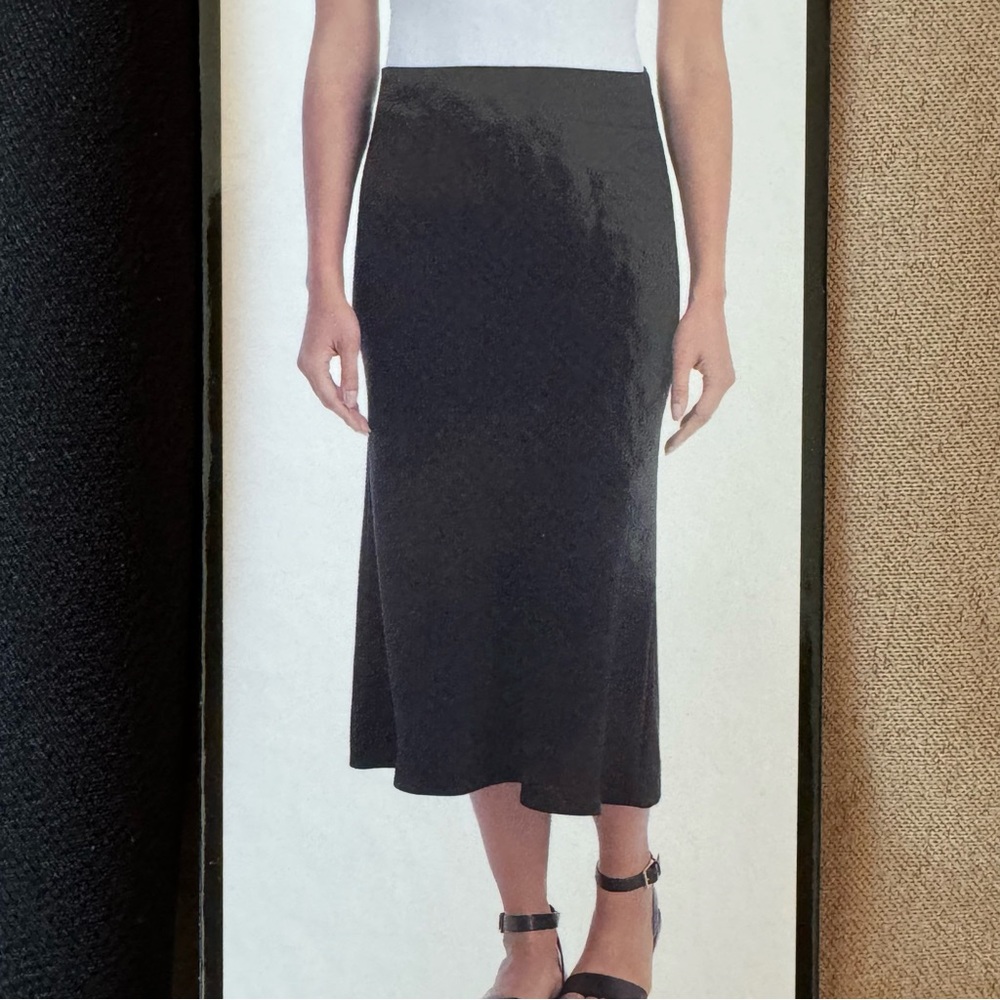 HILARY RADLEY. NWT. Black Midi Skirt.‎ Elastic Waist. Size L.